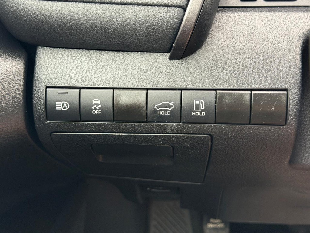 Toyota Camry Vehicle Full-screen Gallery Image 16