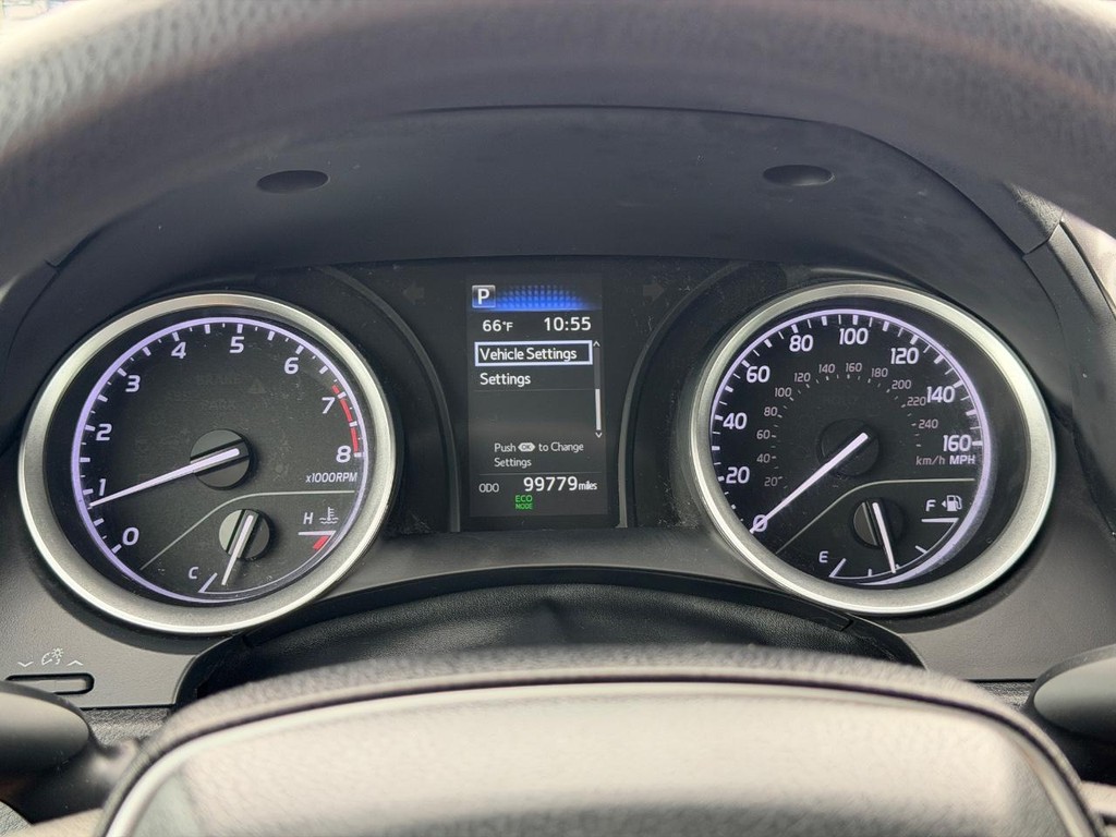 Toyota Camry Vehicle Full-screen Gallery Image 17