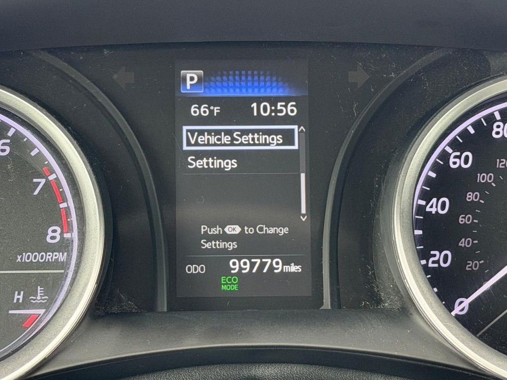 Toyota Camry Vehicle Full-screen Gallery Image 21