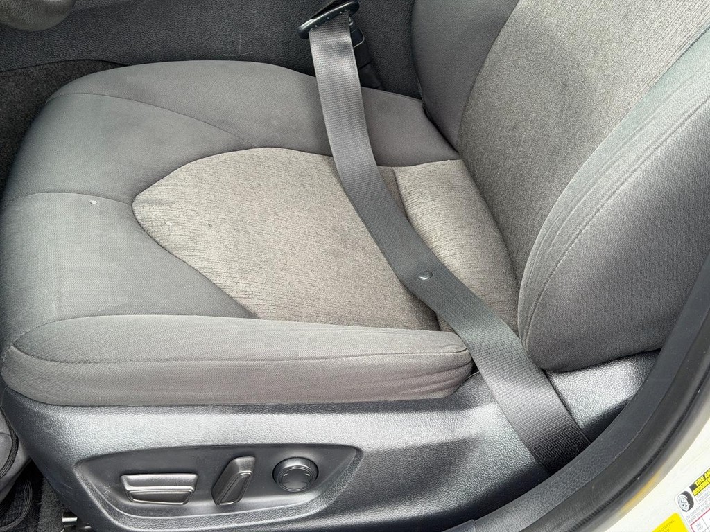Toyota Camry Vehicle Full-screen Gallery Image 22