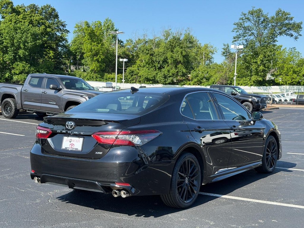 Toyota Camry Vehicle Full-screen Gallery Image 03