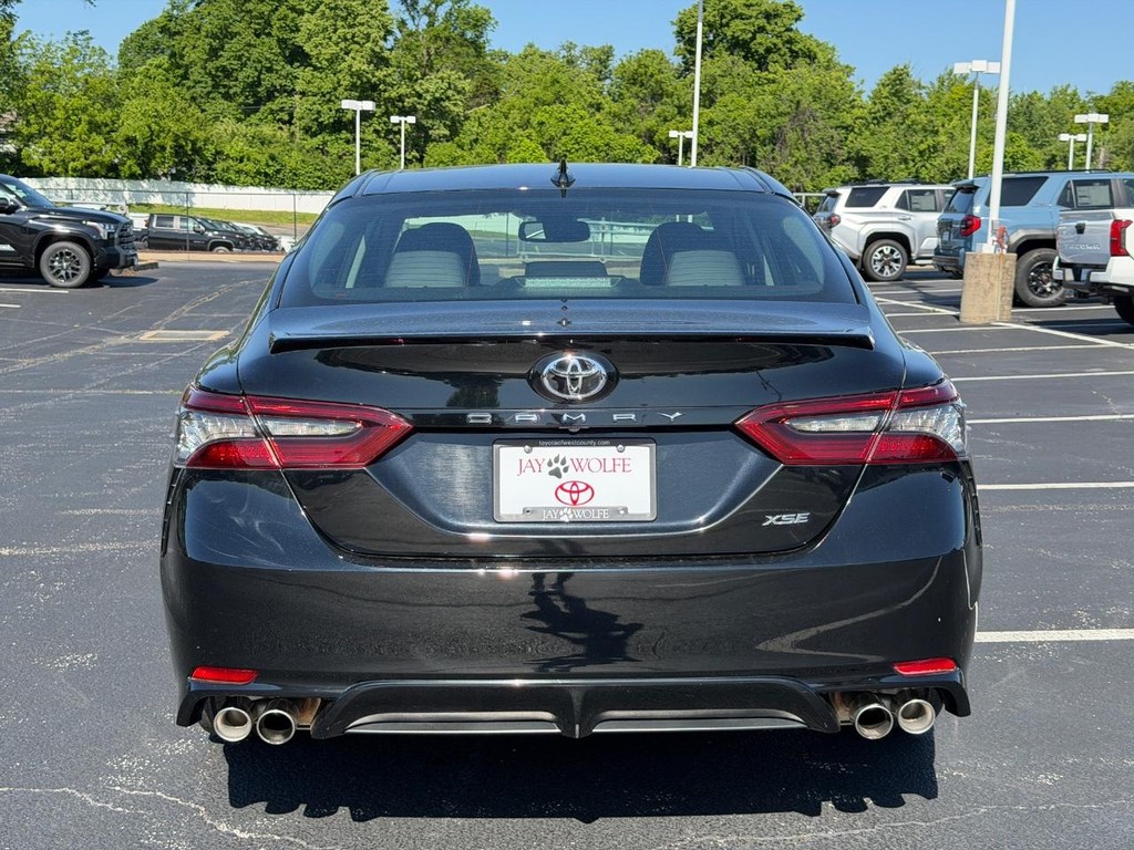 Toyota Camry Vehicle Full-screen Gallery Image 05