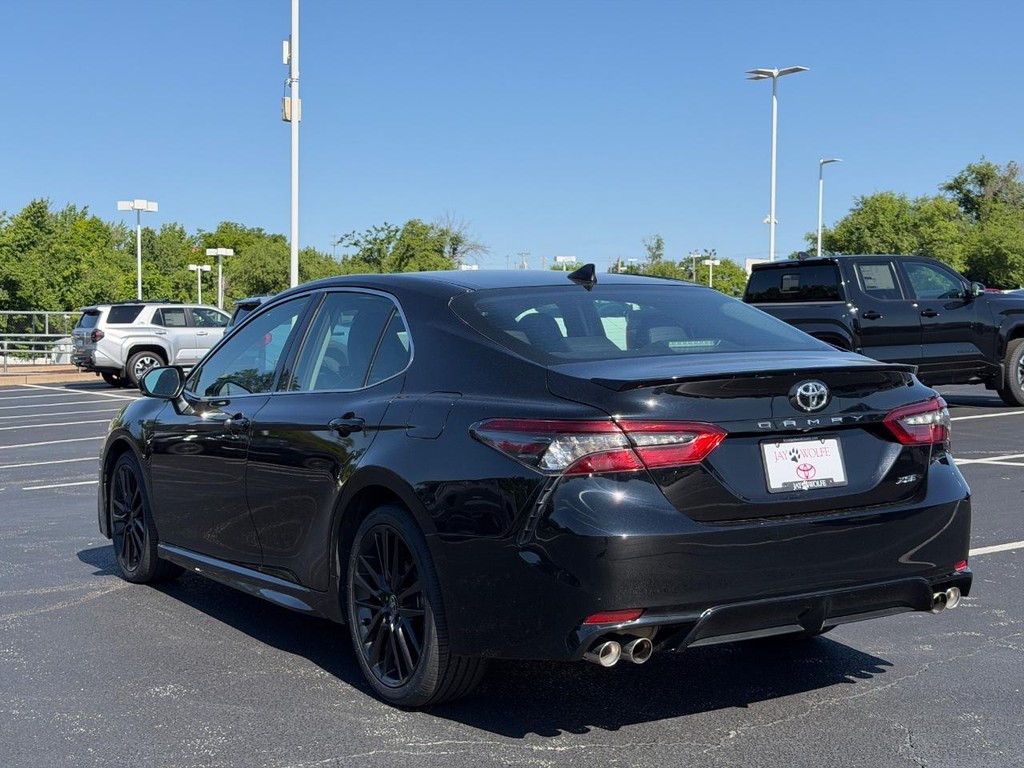 Toyota Camry Vehicle Full-screen Gallery Image 06
