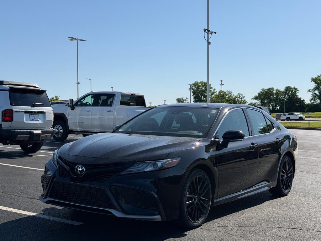 Toyota Camry Vehicle Full-screen Gallery Image 08