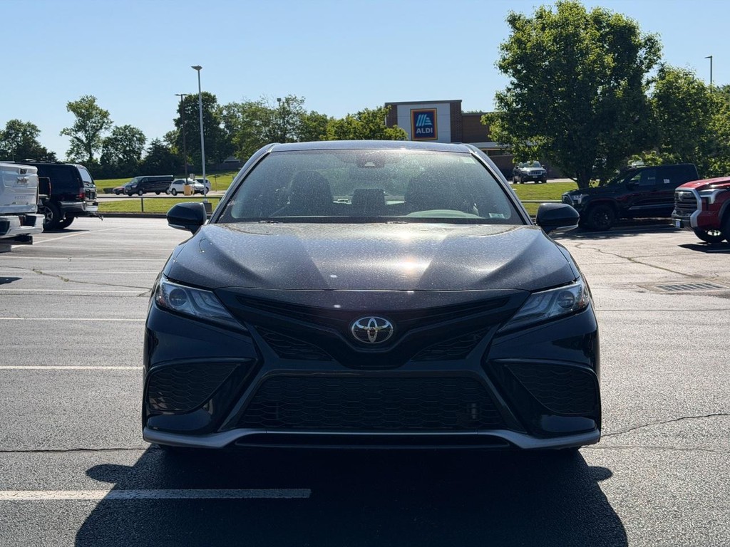 Toyota Camry Vehicle Full-screen Gallery Image 09