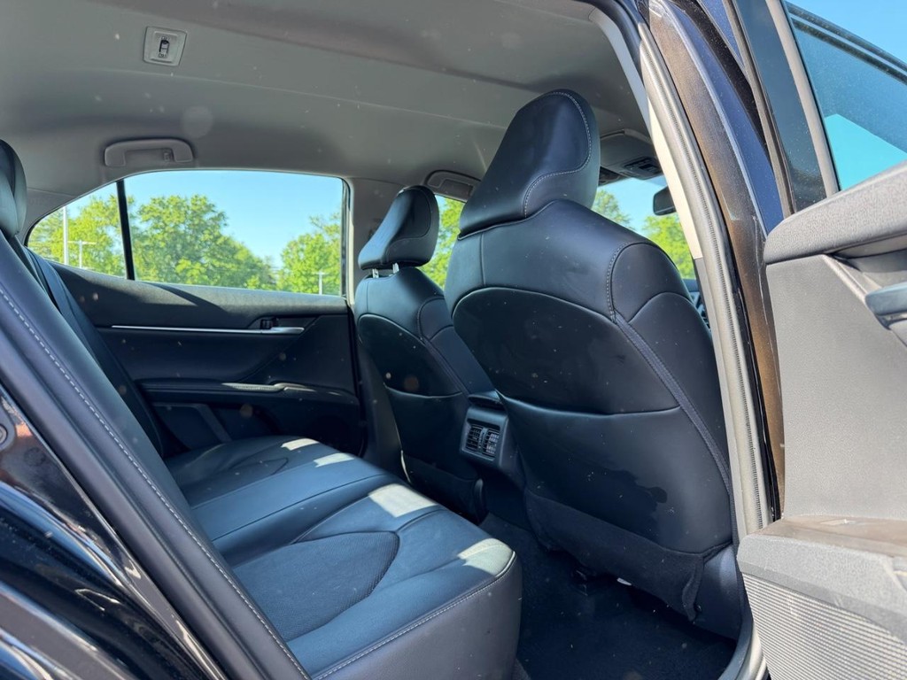 Toyota Camry Vehicle Full-screen Gallery Image 10