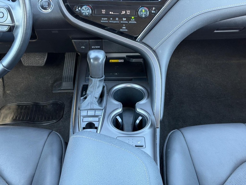 Toyota Camry Vehicle Full-screen Gallery Image 14