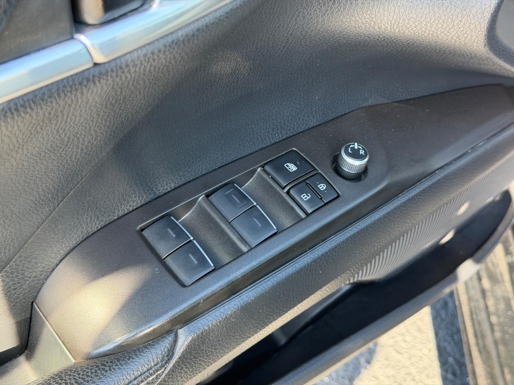 Toyota Camry Vehicle Full-screen Gallery Image 15