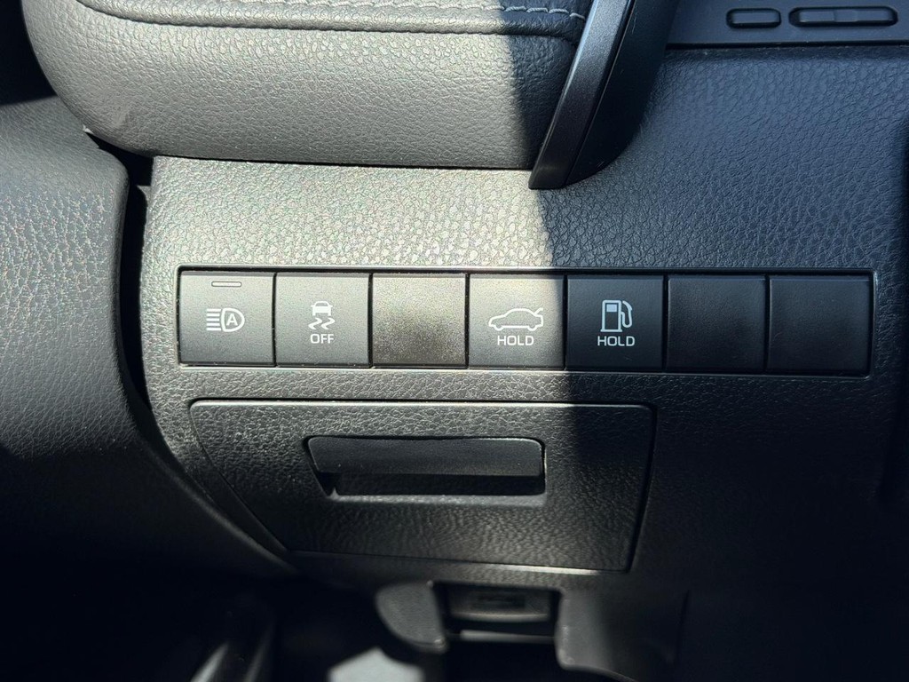 Toyota Camry Vehicle Full-screen Gallery Image 16