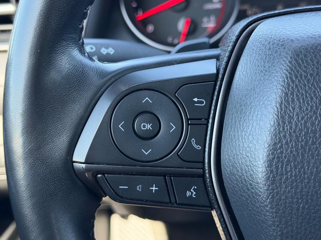 Toyota Camry Vehicle Full-screen Gallery Image 17