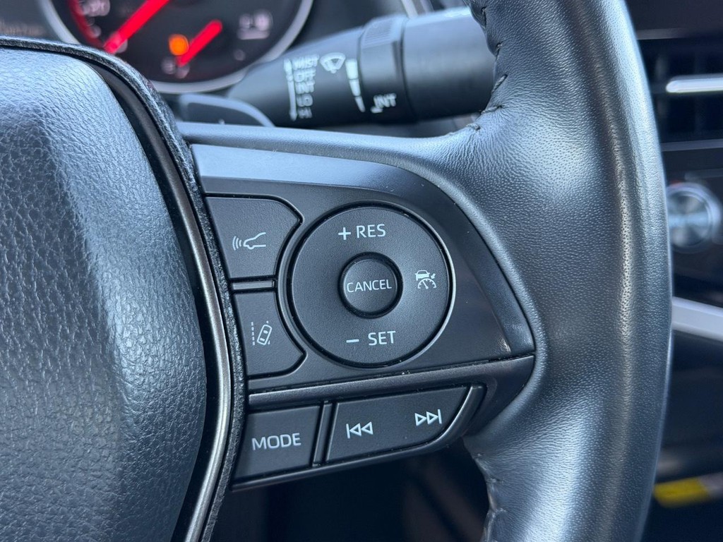 Toyota Camry Vehicle Full-screen Gallery Image 18