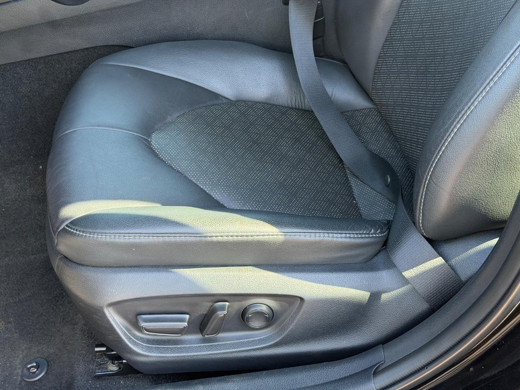 Toyota Camry Vehicle Full-screen Gallery Image 23