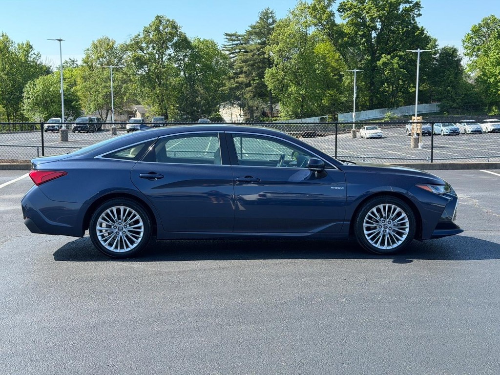 Toyota Avalon Vehicle Full-screen Gallery Image 02