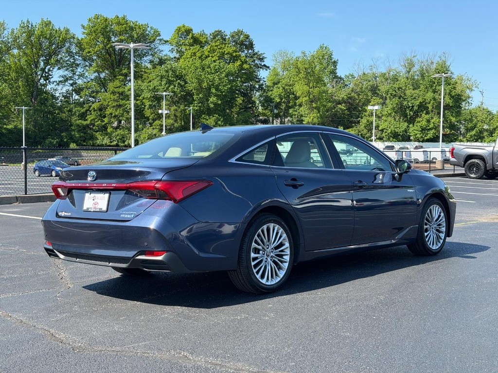 Toyota Avalon Vehicle Full-screen Gallery Image 03