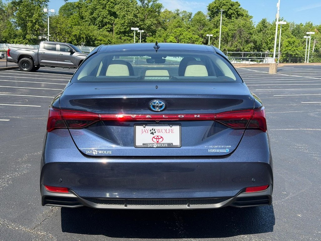 Toyota Avalon Vehicle Full-screen Gallery Image 05