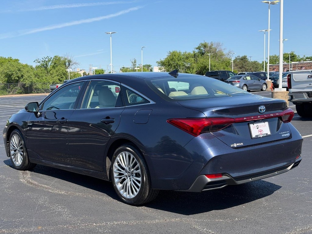 Toyota Avalon Vehicle Full-screen Gallery Image 06