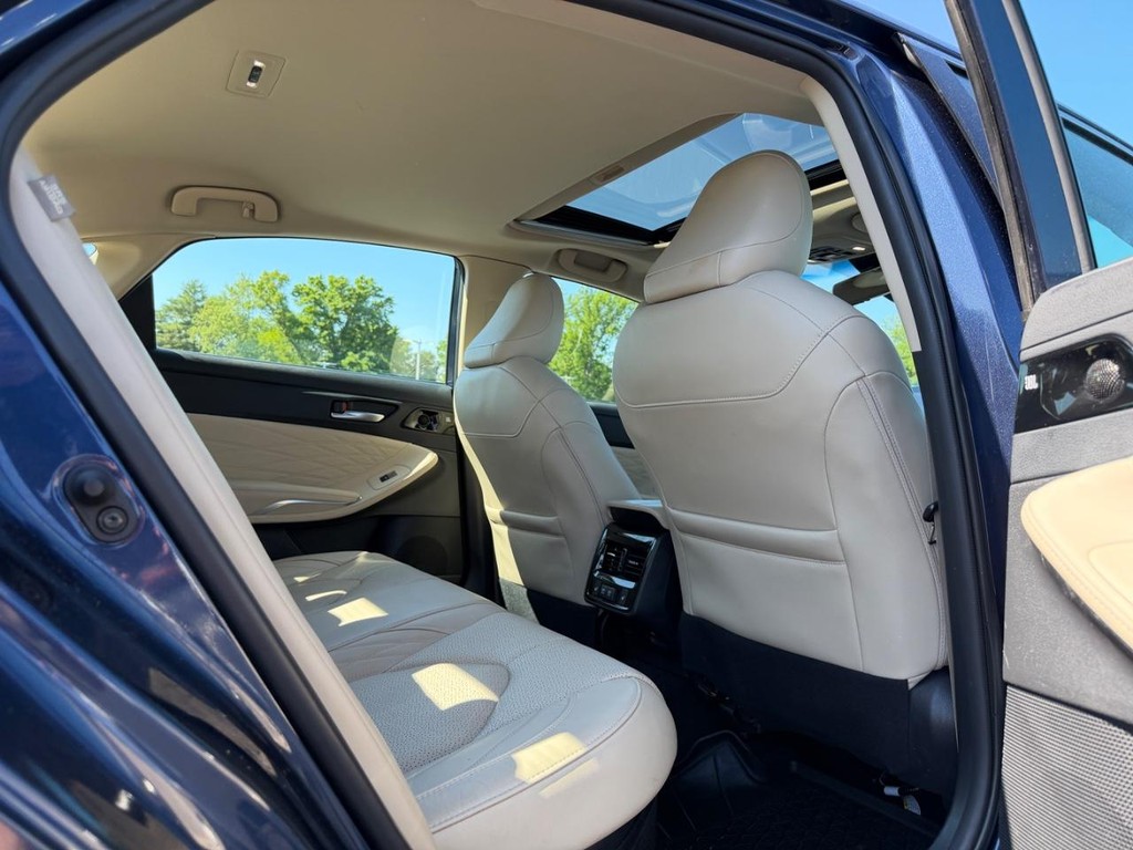 Toyota Avalon Vehicle Full-screen Gallery Image 10