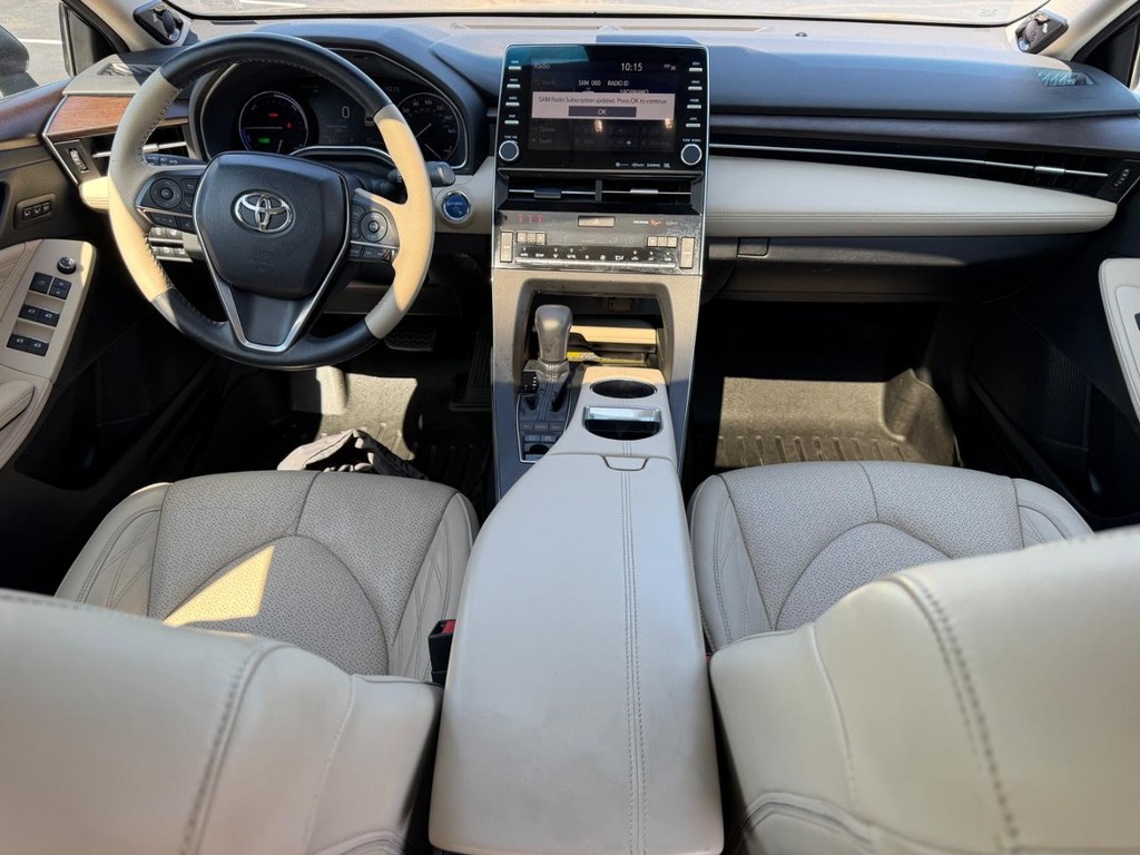 Toyota Avalon Vehicle Full-screen Gallery Image 11