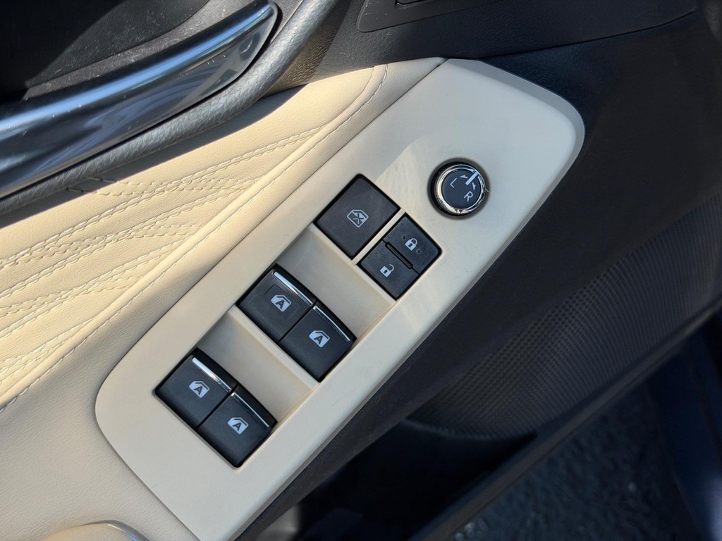 Toyota Avalon Vehicle Full-screen Gallery Image 16