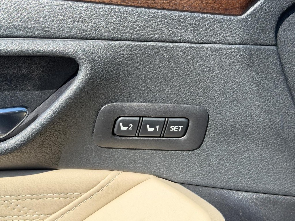 Toyota Avalon Vehicle Full-screen Gallery Image 17