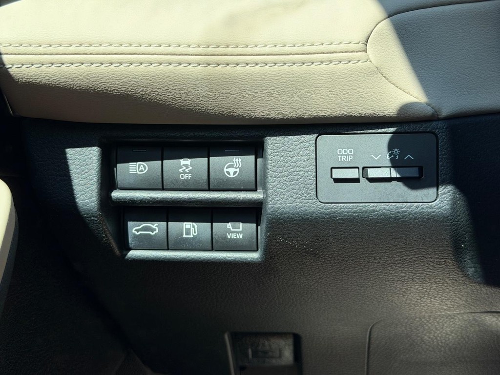 Toyota Avalon Vehicle Full-screen Gallery Image 18