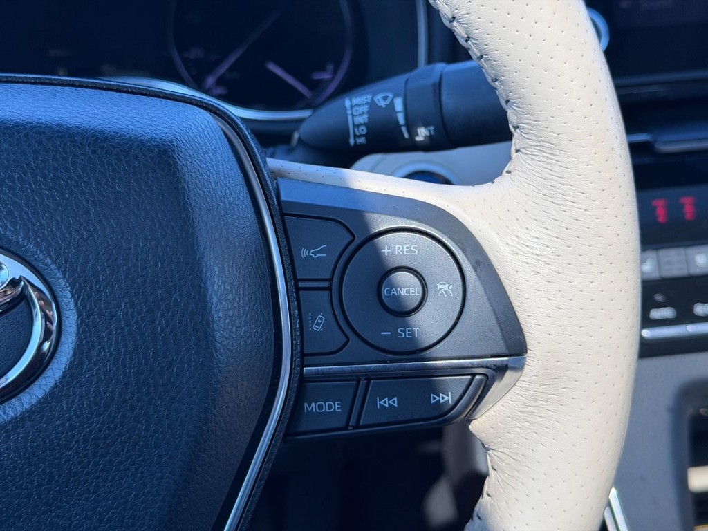 Toyota Avalon Vehicle Full-screen Gallery Image 20