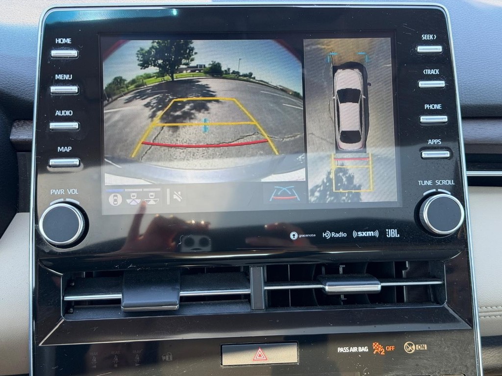 Toyota Avalon Vehicle Full-screen Gallery Image 23
