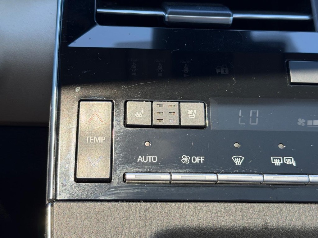 Toyota Avalon Vehicle Full-screen Gallery Image 25