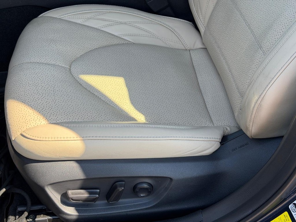 Toyota Avalon Vehicle Full-screen Gallery Image 26