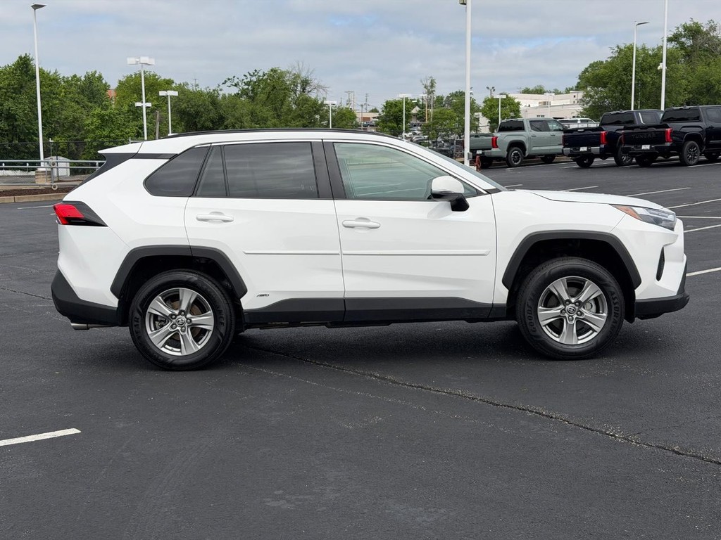 Toyota RAV4 Vehicle Full-screen Gallery Image 02