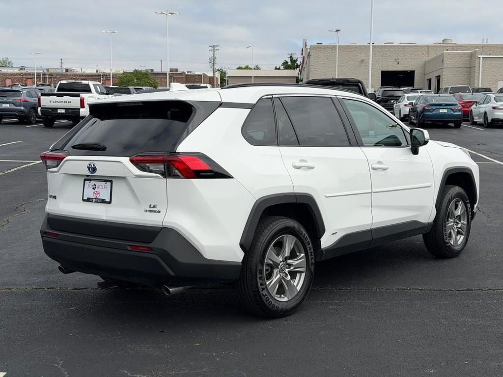 Toyota RAV4 Vehicle Full-screen Gallery Image 03