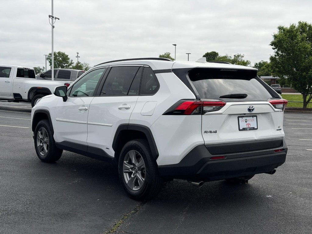 Toyota RAV4 Vehicle Full-screen Gallery Image 06