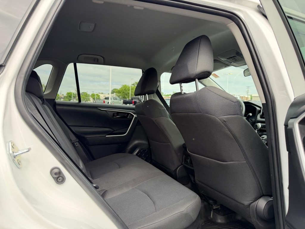 Toyota RAV4 Vehicle Full-screen Gallery Image 10