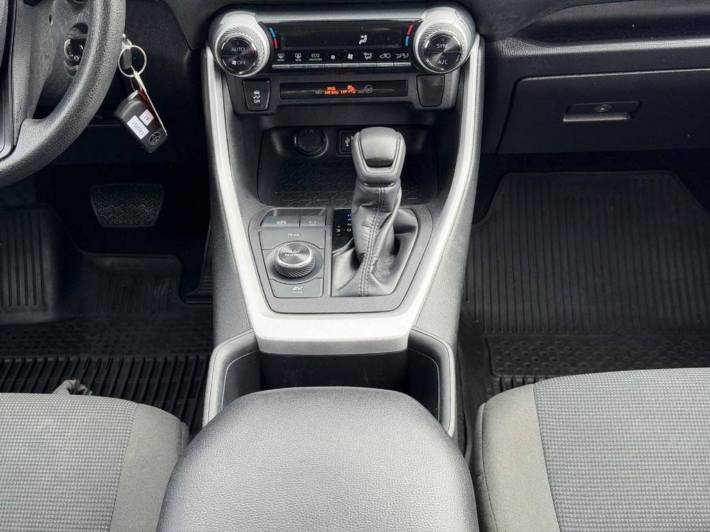 Toyota RAV4 Vehicle Full-screen Gallery Image 14