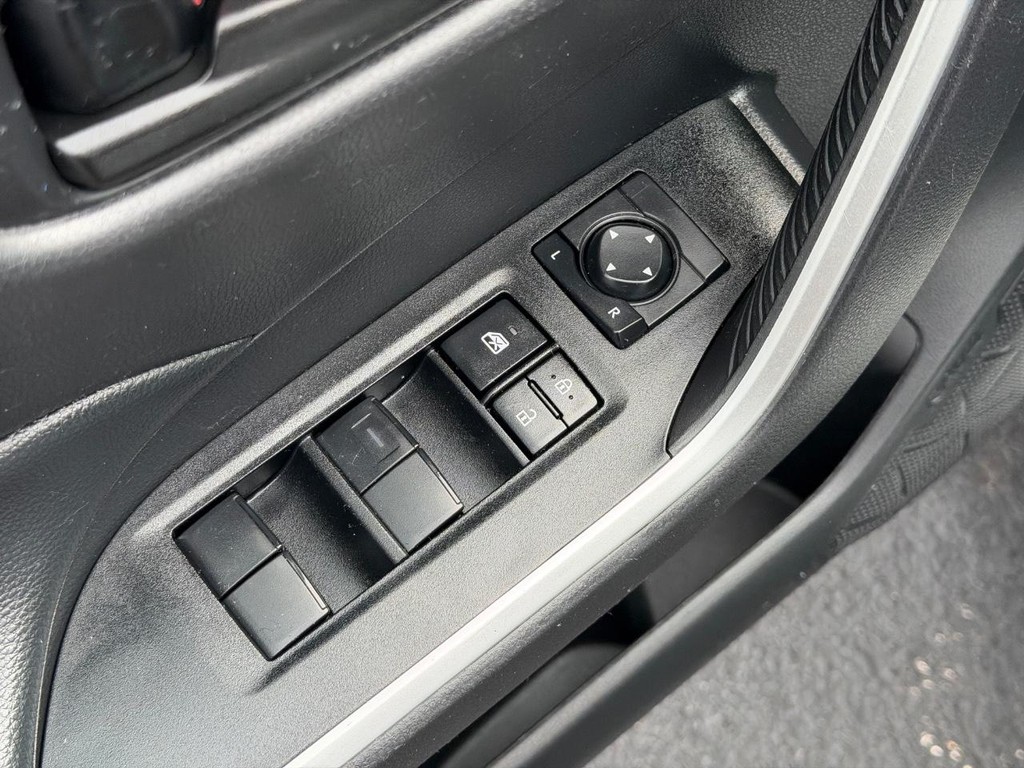 Toyota RAV4 Vehicle Full-screen Gallery Image 15