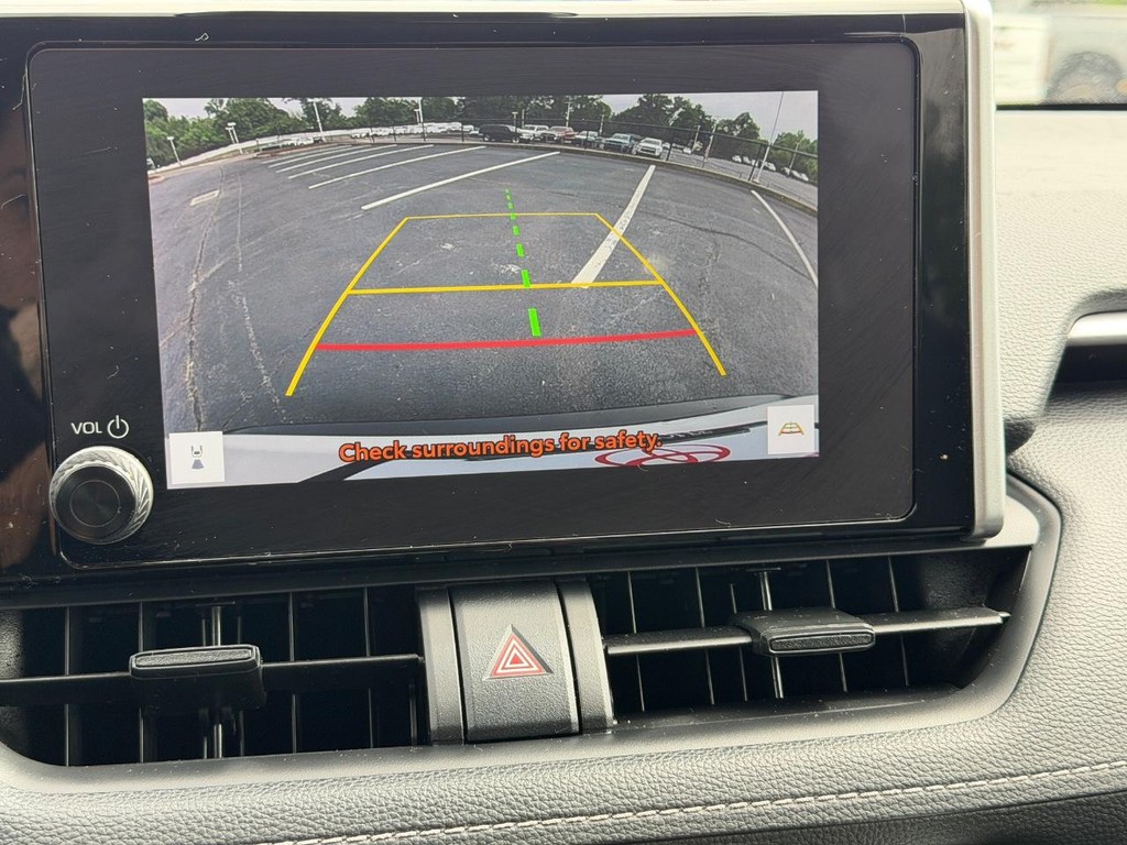 Toyota RAV4 Vehicle Full-screen Gallery Image 22