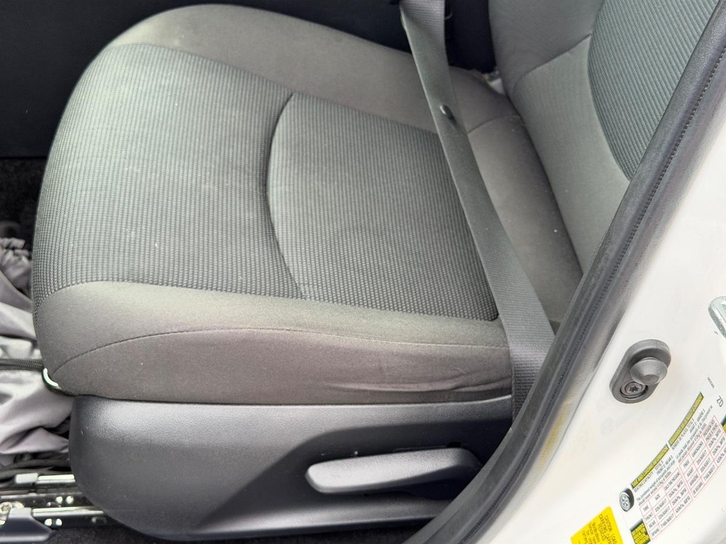 Toyota RAV4 Vehicle Full-screen Gallery Image 23