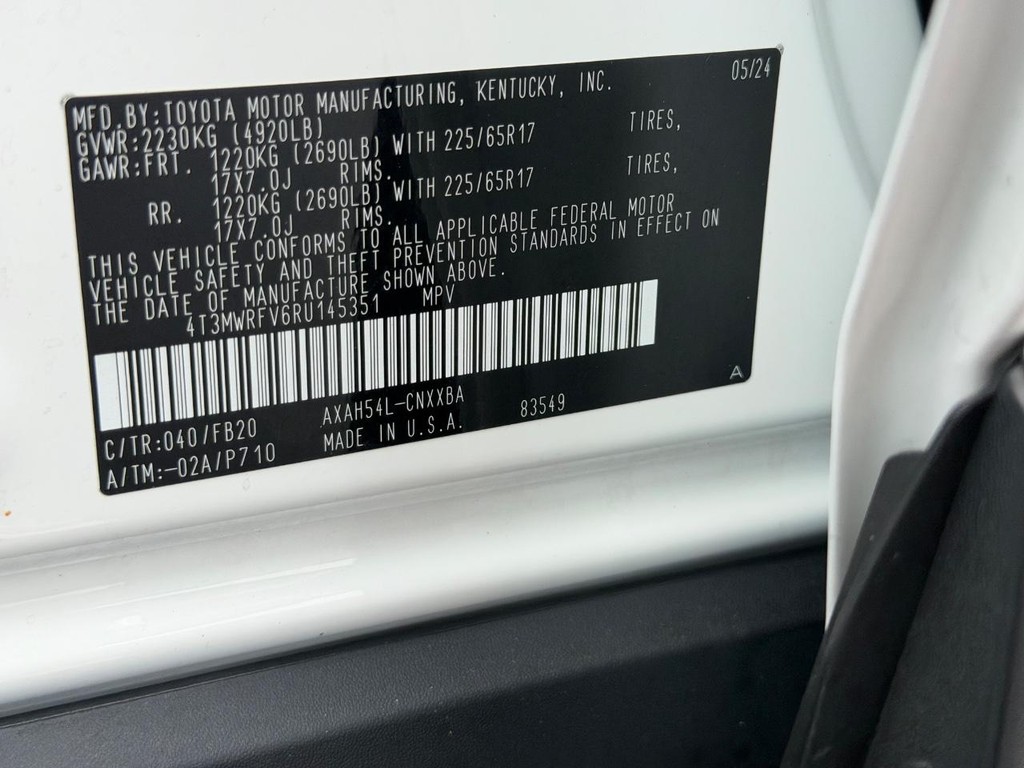 Toyota RAV4 Vehicle Full-screen Gallery Image 24