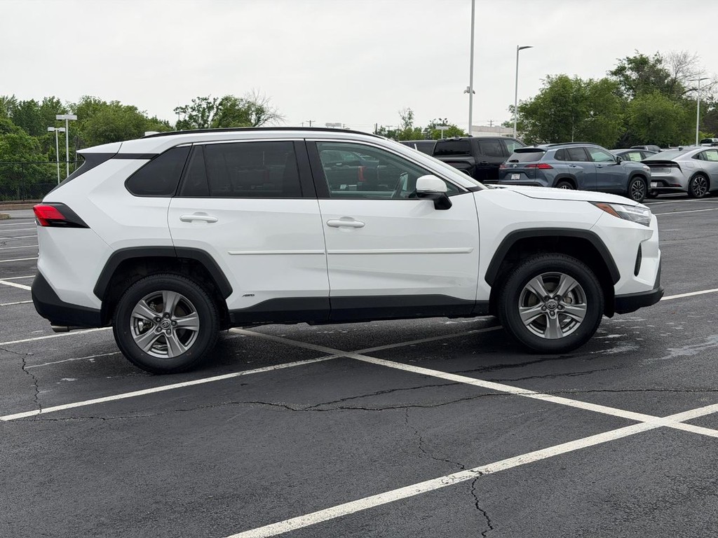 Toyota RAV4 Vehicle Full-screen Gallery Image 02