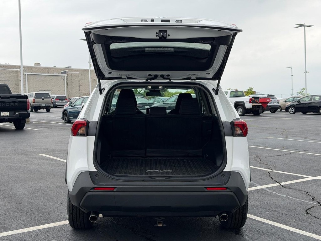 Toyota RAV4 Vehicle Full-screen Gallery Image 05