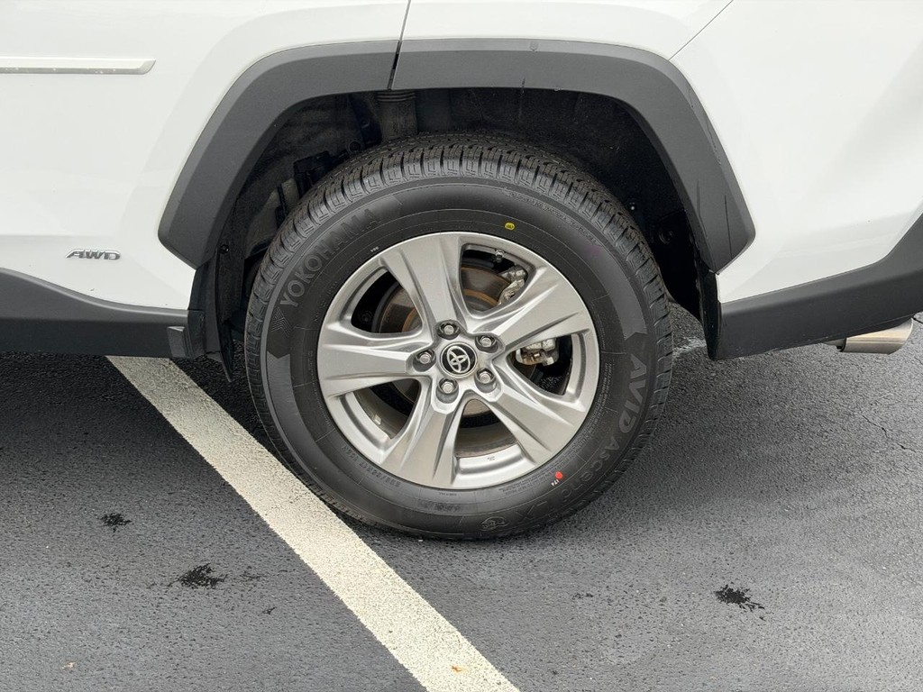 Toyota RAV4 Vehicle Full-screen Gallery Image 06