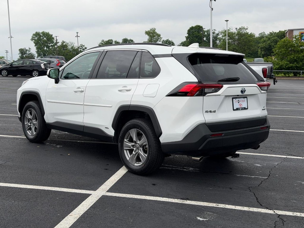 Toyota RAV4 Vehicle Full-screen Gallery Image 07
