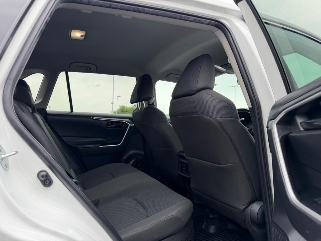 Toyota RAV4 Vehicle Full-screen Gallery Image 10