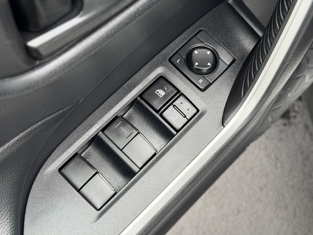 Toyota RAV4 Vehicle Full-screen Gallery Image 15