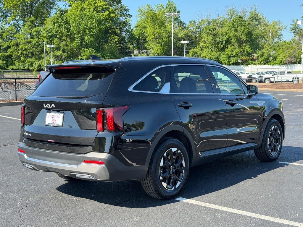 Kia Sorento Vehicle Full-screen Gallery Image 03