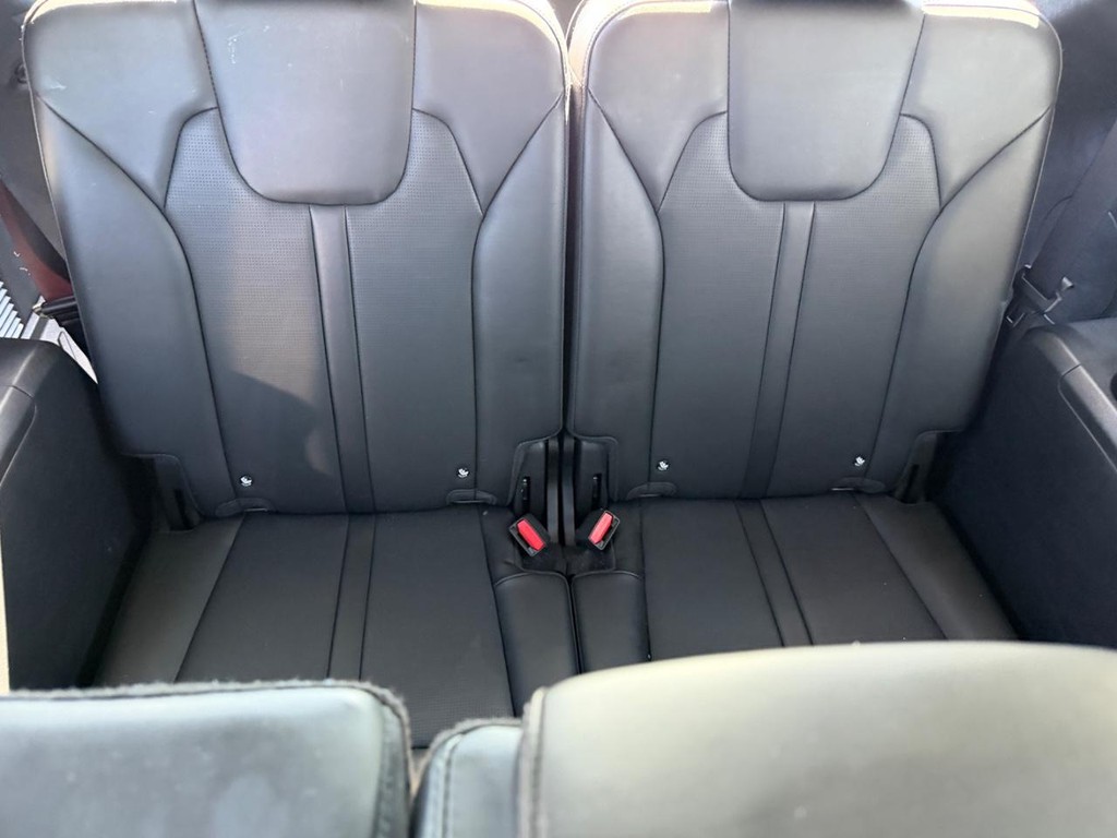 Kia Sorento Vehicle Full-screen Gallery Image 11