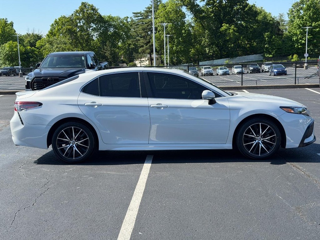 Toyota Camry Vehicle Full-screen Gallery Image 02