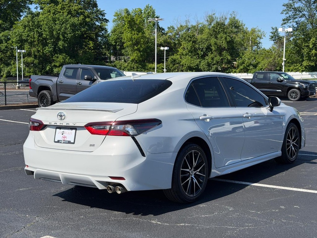 Toyota Camry Vehicle Full-screen Gallery Image 03