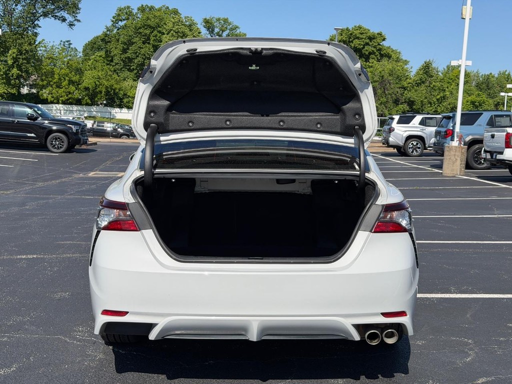Toyota Camry Vehicle Full-screen Gallery Image 04