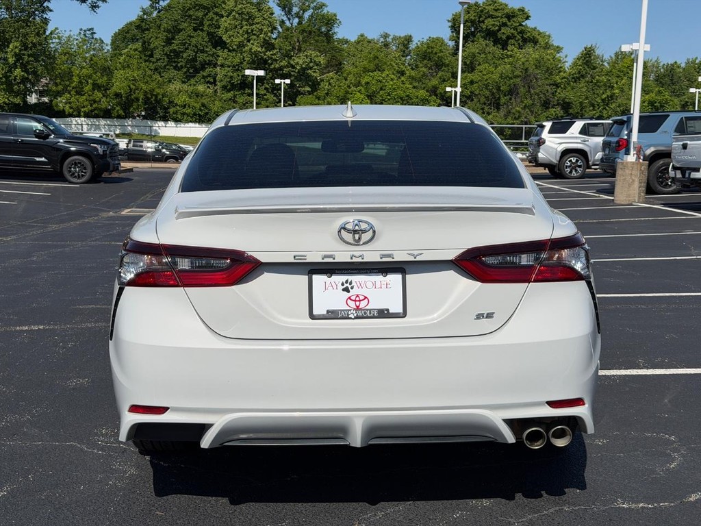 Toyota Camry Vehicle Full-screen Gallery Image 05